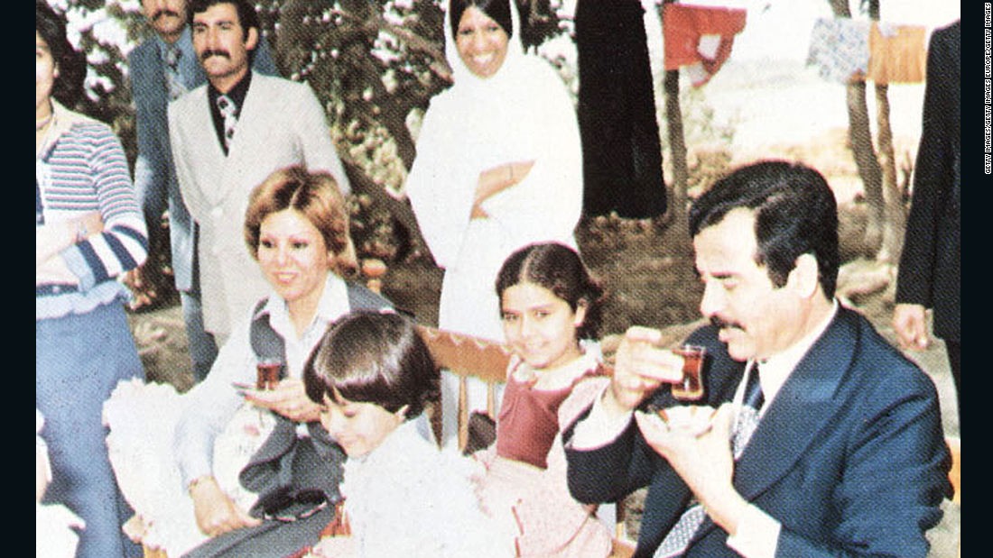 En esta foto sin fecha aparecen Saddam Hussein, sus hijas Raghad y Rana y su primer esposa, Sajida, durante una visita con amigos de la familia en las afueras de Bagdad. 