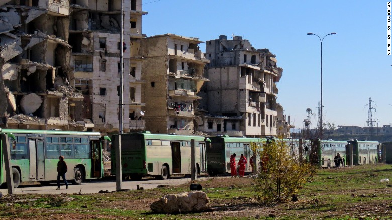 Buses usados para evacuar a las personas de las zonas controladas por los rebeldes en Aleppo, este martes.