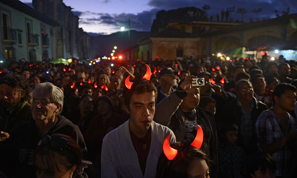 Miles de guatemaltecos se reúnen a ver la quema de la figura principal (Crédito:  Johan Ordóñez/AFP/Getty Images)