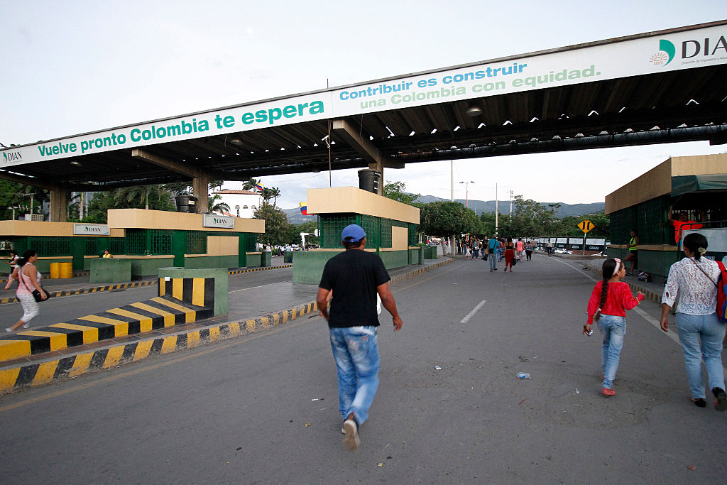 En agosto de 2015 Maduro cerró la frontera para combatir el contrabando proveniente de Colombia. Largas filas acompañaron la reapertura de la frontera colombo-venezolana en cinco puntos, tras casi un año de cierre. La frontera fue reabierta el 13 de agosto de 2016. (Crédito: SCHNEYDER MENDOZA/AFP/Getty Images)