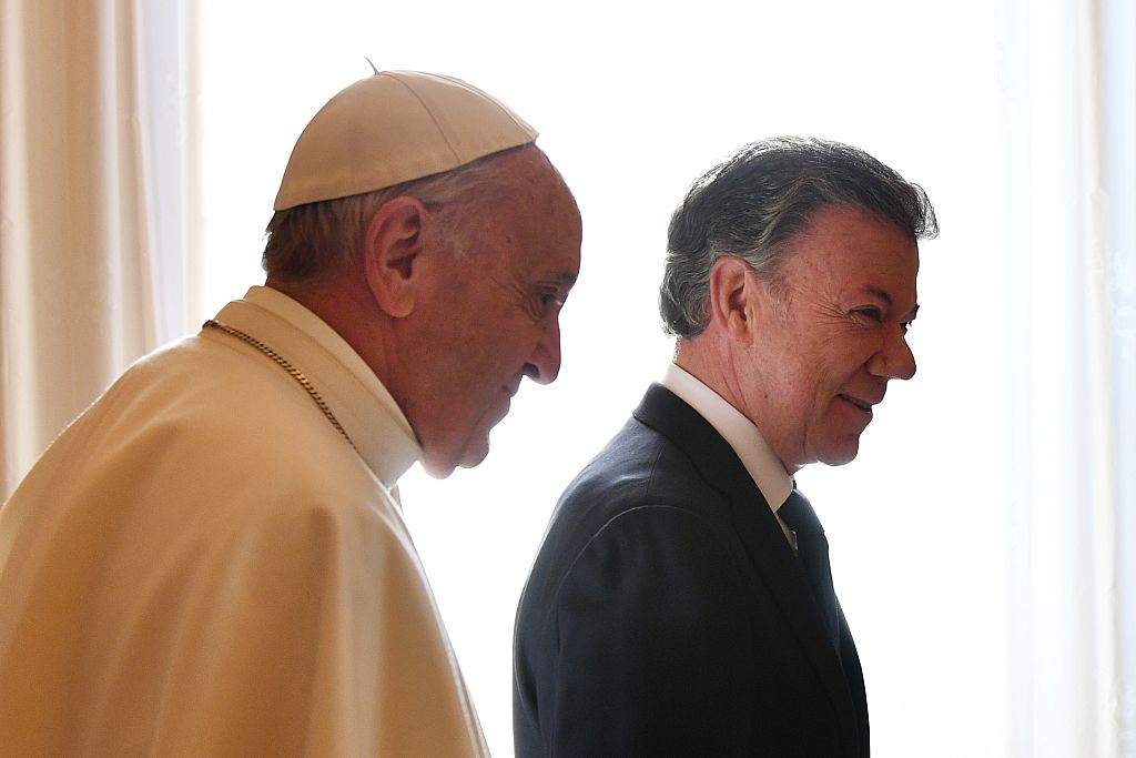 Pope Francis (R) greets Colombian president Juan Manuel Santos prior to a meeting, on January 16, 2016 at the Vatican. / AFP / POOL / VINCENZO PINTO (Photo credit should read VINCENZO PINTO/AFP/Getty Images)