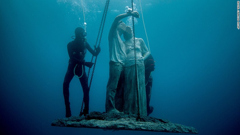 Una escultura que muestra a una pareja tomándose una selfie es bajada al océano.