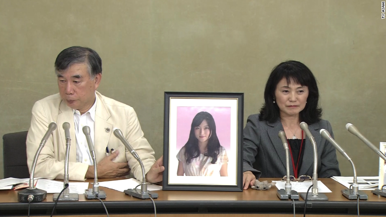 Los padres de Matsuri Takahashi, cuyo suicidio fue atribuido a la sobrecarga de trabajo, hablan durante una conferencia de prensa en octubre.
