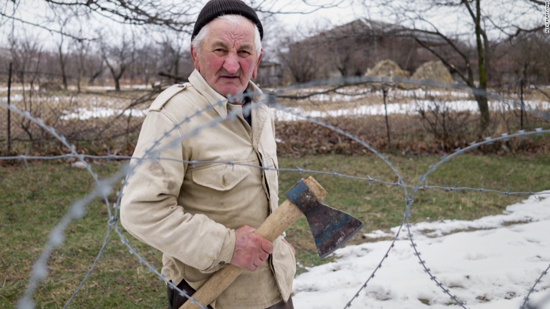 Dato Vanishvili, su esposa y nieto viven en lo que Georgia llama la "línea de ocupación" entre ese país y Osetia del Sur.