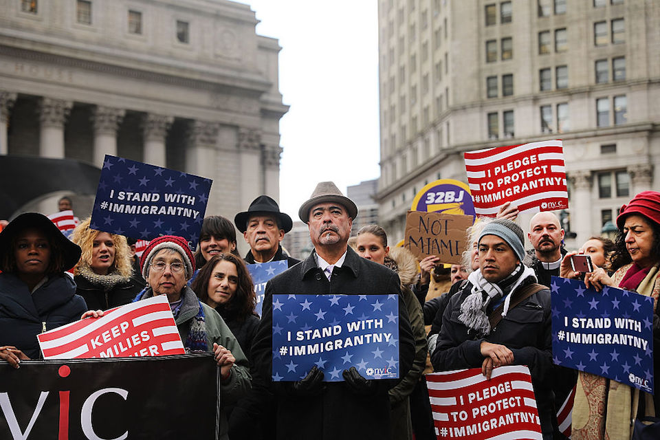 Musulmanes locales y activistas a favor de la inmigración en Nueva York protestan el viernes 27 de enero contra las políticas migratorias del gobierno de Donald Trump. (Photo by Spencer Platt/Getty Images)