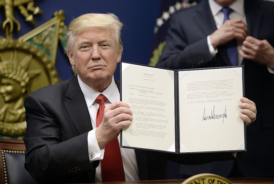 Donald Trump en el Pentágono, durante la firma del decreto sobre inmigración. (Photo by Olivier Douliery-Pool/Getty Images)