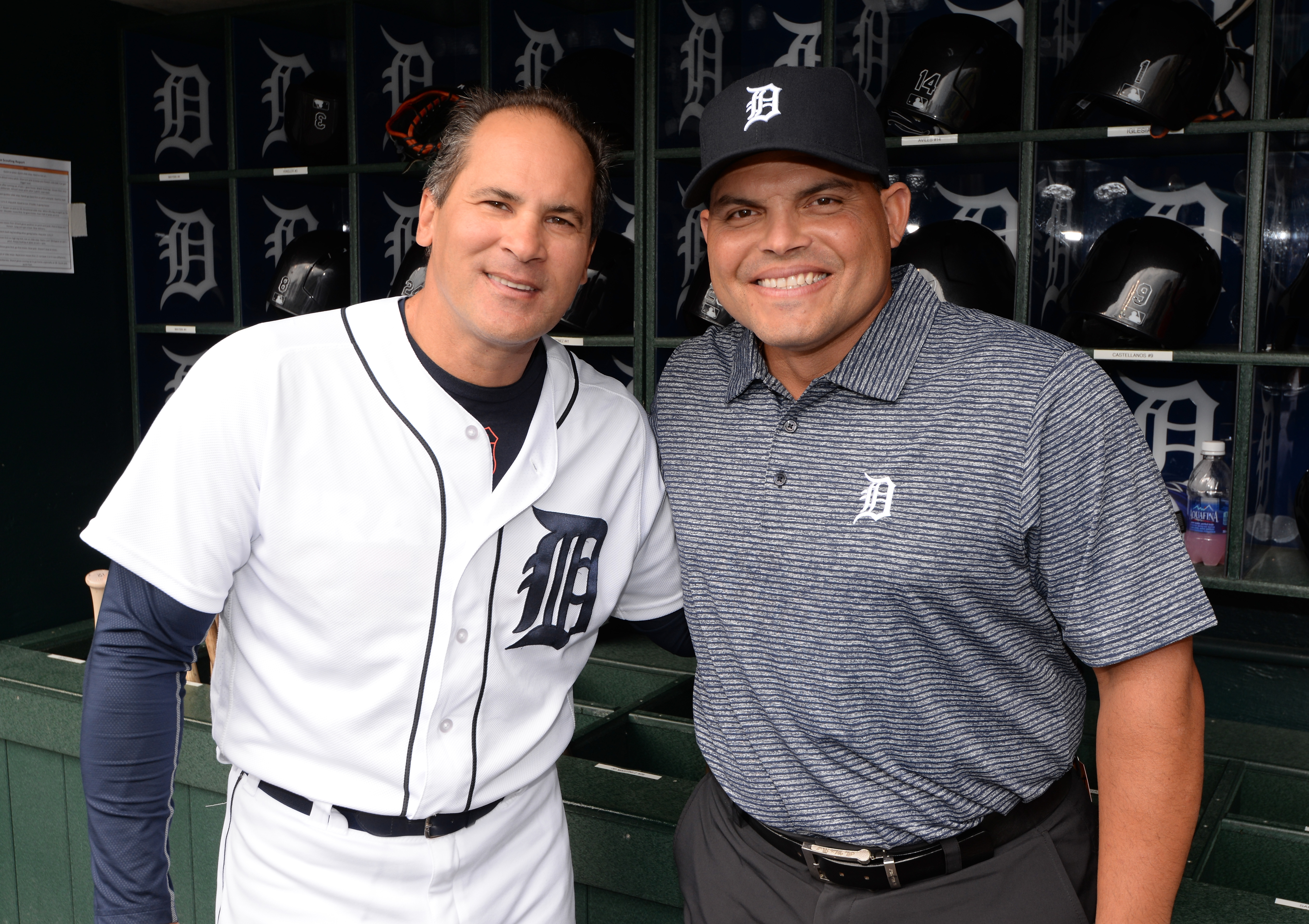 Iván Rodriguez posa junto al entrenador de los Tigers, Omar Vizquel (i), el 7 de mayo del 2016. (Crédito: Mark Cunningham/MLB Photos via Getty Images)