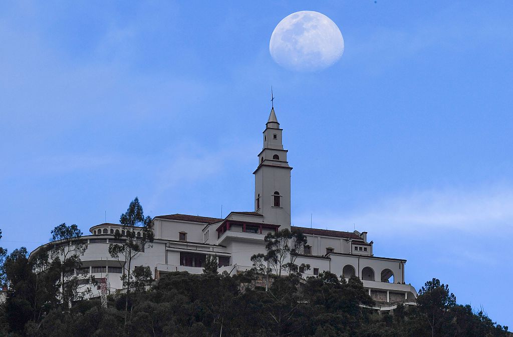 La luna acompaña a Monserrate, nombre de una iglesia y una montaña desde la que se tiene una vista panorámica de toda Bogotá.