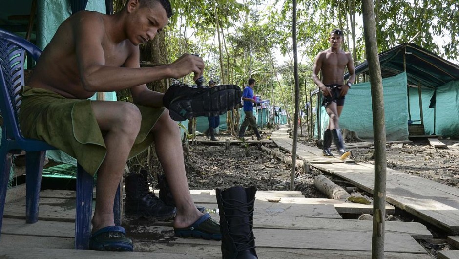 Un guerrillero lustra sus botas preparándose para la fiesta de Año Nuevo en el campamento. Esta celebración podría ser la última que la guerrilla pase armada. (RAUL ARBOLEDA/AFP/Getty Images)