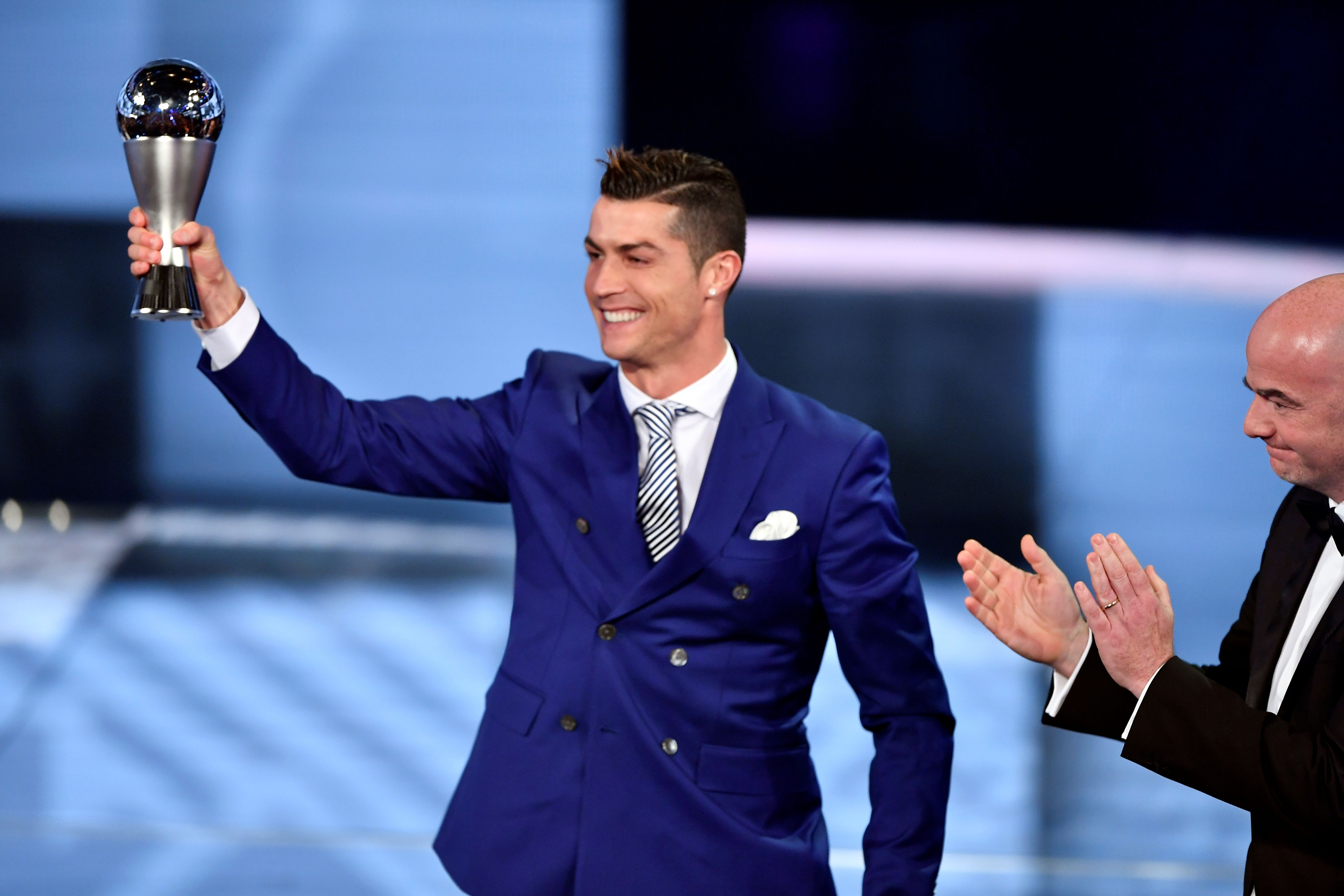 Cristiano Ronaldo muestra su trofeo como Mejor Jugador del Año de la FIFA. (Crédito: FABRICE COFFRINI/AFP/Getty Images)