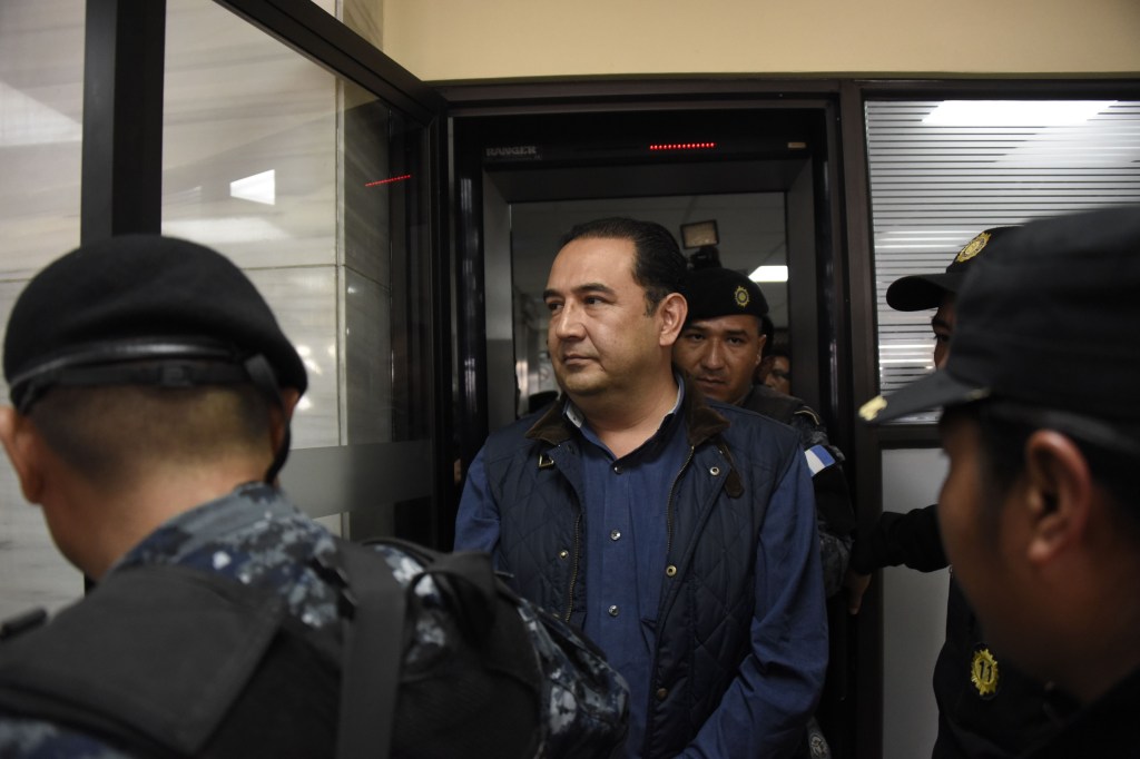 Samuel Morales Cabrera, hermano del presidente guatemalteco, Jimmy Morales, comparece ante las autoridades judiciales en Ciudad de Guatemala. (Crédito: JOHAN ORDONEZ/AFP/Getty Images)