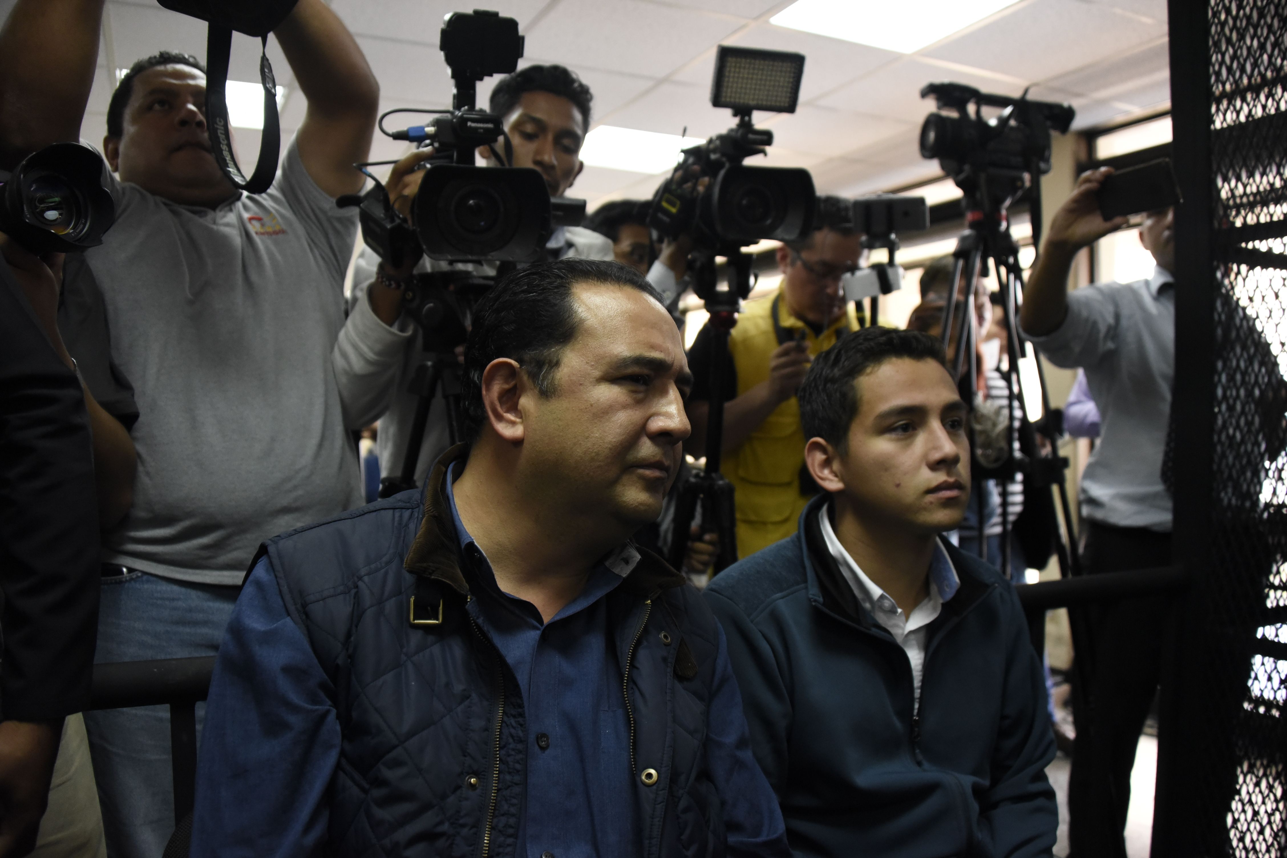 Josué Manuel Morales y Samuel Morales Cabrera comparecen ante la corte en Ciudad de Guatemala. (Crédito: JOHAN ORDONEZ/AFP/Getty Images)