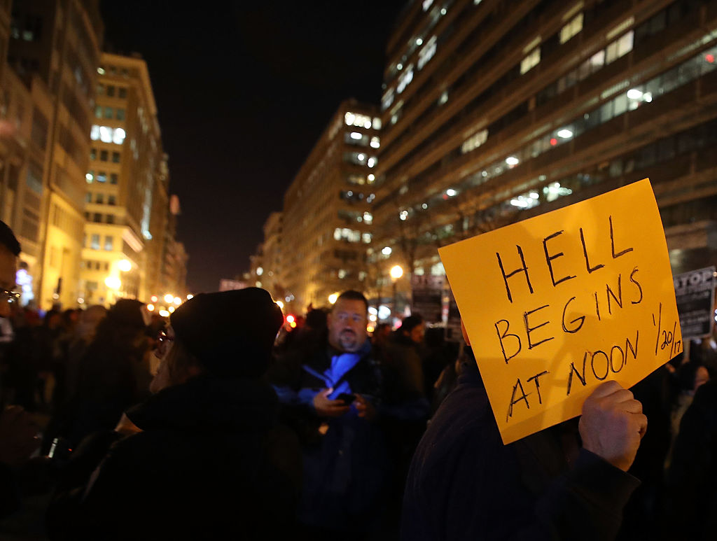Un manifestante en Washington, protestaba en la noche del 19 de enero con un cartel que dice “El infierno empieza el 20/01/2017”. (Crédito: Mark Wilson/Getty Images)