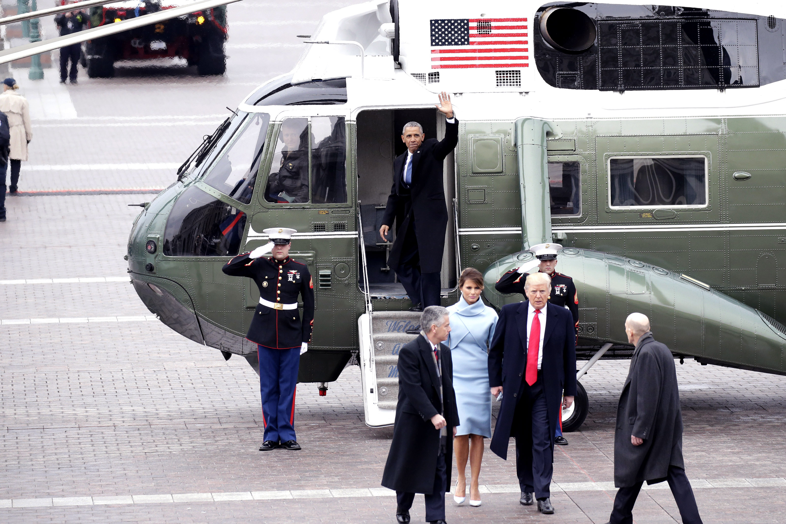 Obama y su esposa se despiden después de la ceremonia de posesión de Donald Trump. (Crédito: John Angelillo-Pool/Getty Images)