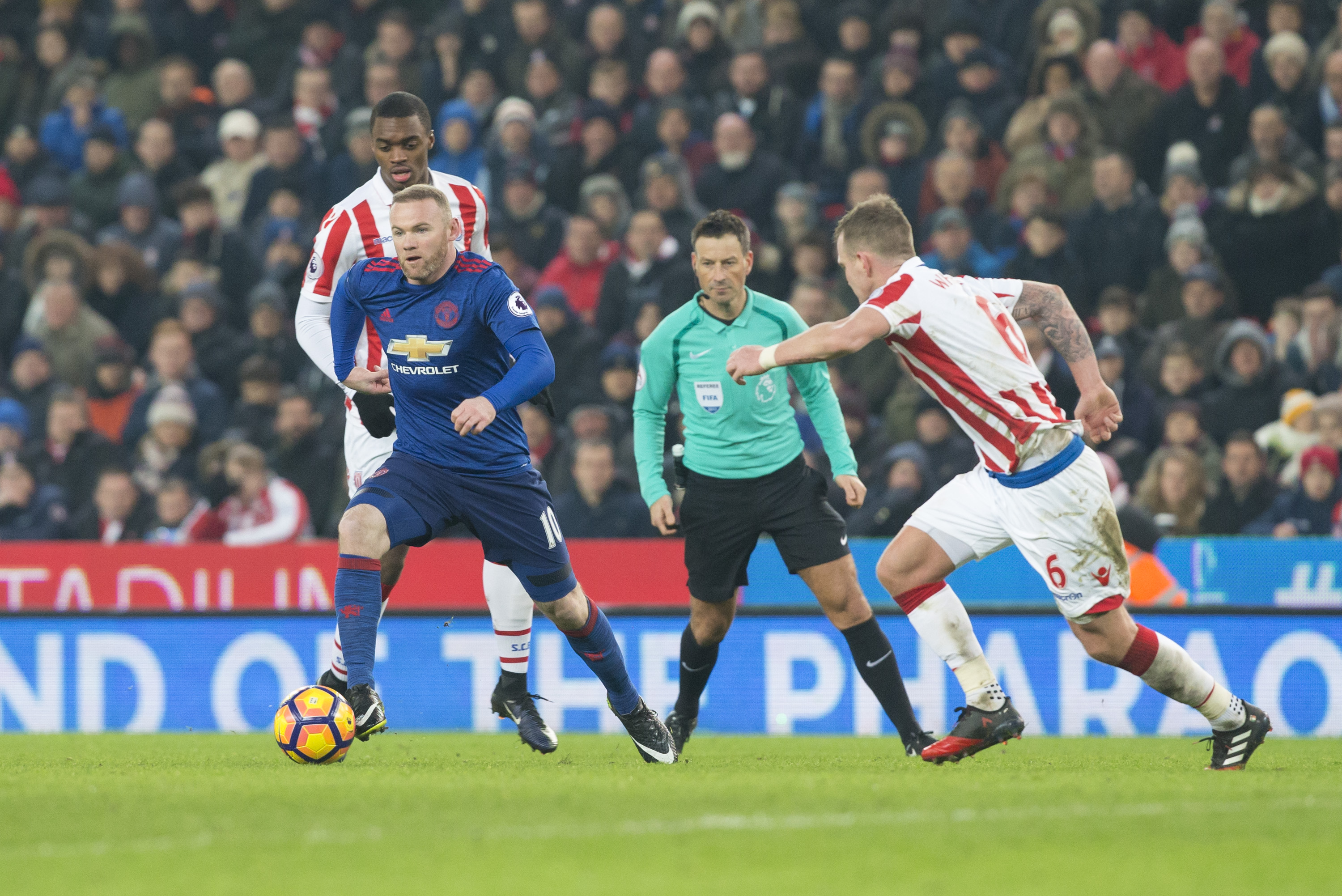 Wayne Rooney (i) disputa el balón con Glenn Whelan, del Stoke City, durante el partido de la Liga Premier del sábado pasado en Stoke-On-Trent. (Crédito: Roland Harrison/Action Plus via Getty Images)