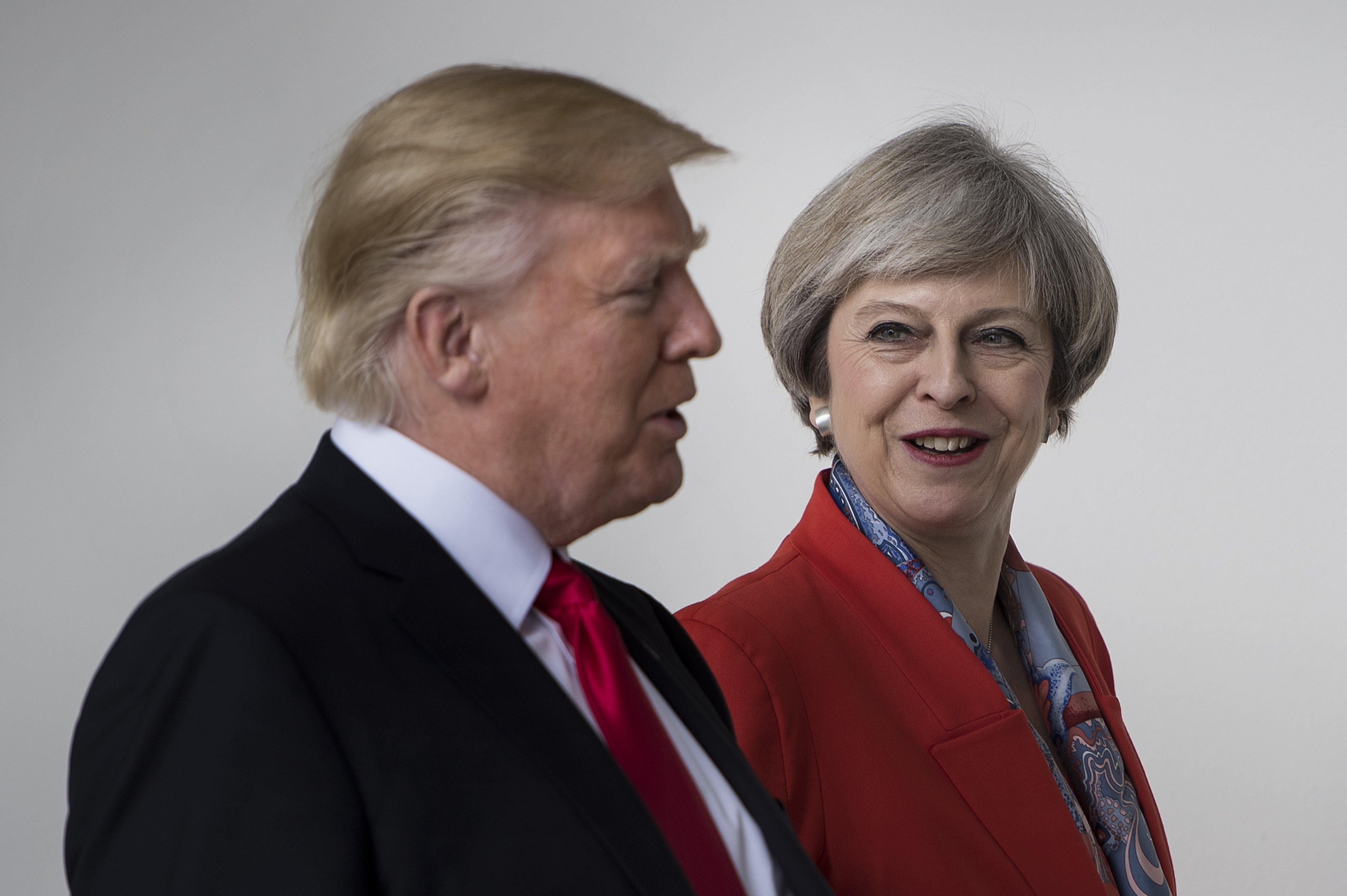 Donald Trump y Theresa May hablan en la Casa Blanca durante su reunión de este viernes. (Crédito: BRENDAN SMIALOWSKI/AFP/Getty Images)