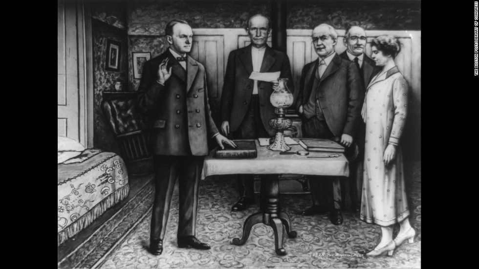 Calvin Coolidge tomó el juramento al cargo en Plymouth, Vermont, en agosto de 1923. El presidente Warren G. Harding acababa de morir y Coolidge fungía como vicepresidente. Su padre, John, ofició el juramente pues era un notario público. 
