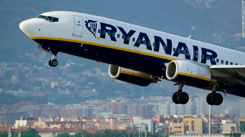 Cuando una maleta chequeada que viaja en la bodega del avión excede el peso permitido, Ryanair cobra un recargo adicional por cada kilo.