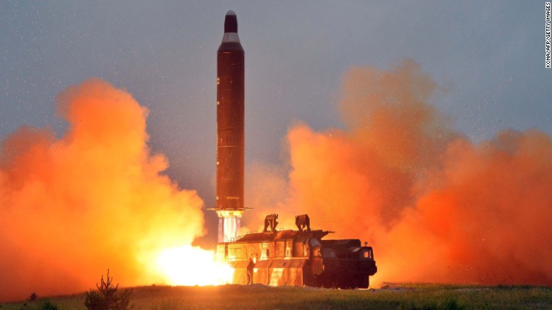 Desde el 2016 Corea del Norte ha llevado a cabo varias pruebas de misiles y también lanzó un satélite en lo que, para los expertos, significa que ha eliminado varios obstáculos en su camino hacia la tecnología de misiles balísticos intercontinentales (ICBM, por sus siglas en inglés). 