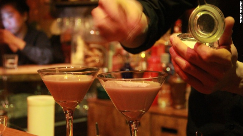 Un barman en Capital Spirits prepara un coctel a base de baijiu llamado 'Moutai Coco Cream'.