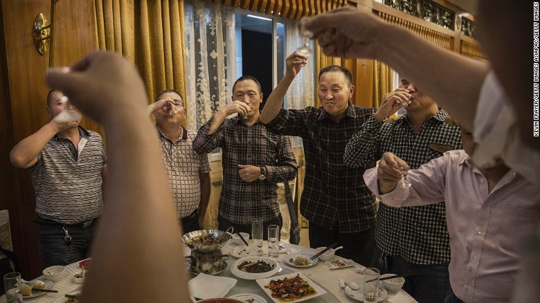 Hombres chinos brindan con Moutai, la marca más famosa de baijiu, un licor muy fuerte destilado de sorgo y de arroz que en China se bebe en cualquier ocasión festiva, desde un matrimonio hasta una reunión de negocios.