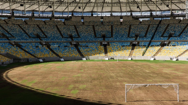 El lamentable estado del campo de juego del Maracanã. 