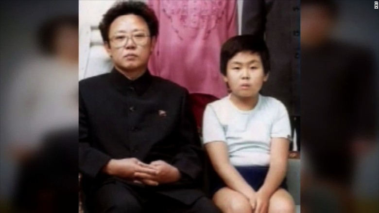Kim Jong-nam (d) con su padre, el exlíder norcoreano Kim Jong-il (i), según KBS, afiliada a CNN.