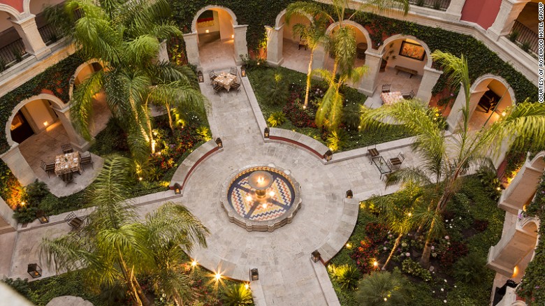 La vista del patio central del Hotel Rosewood San Miguel de Allende.