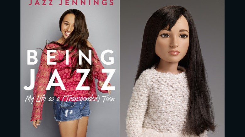 La muñeca Jazz Jennings viene con una camiseta rosada y unos pantalones cortos de jean, las prendas que la adolescente que inspiró el juguete viste en la portada de sus memorias.