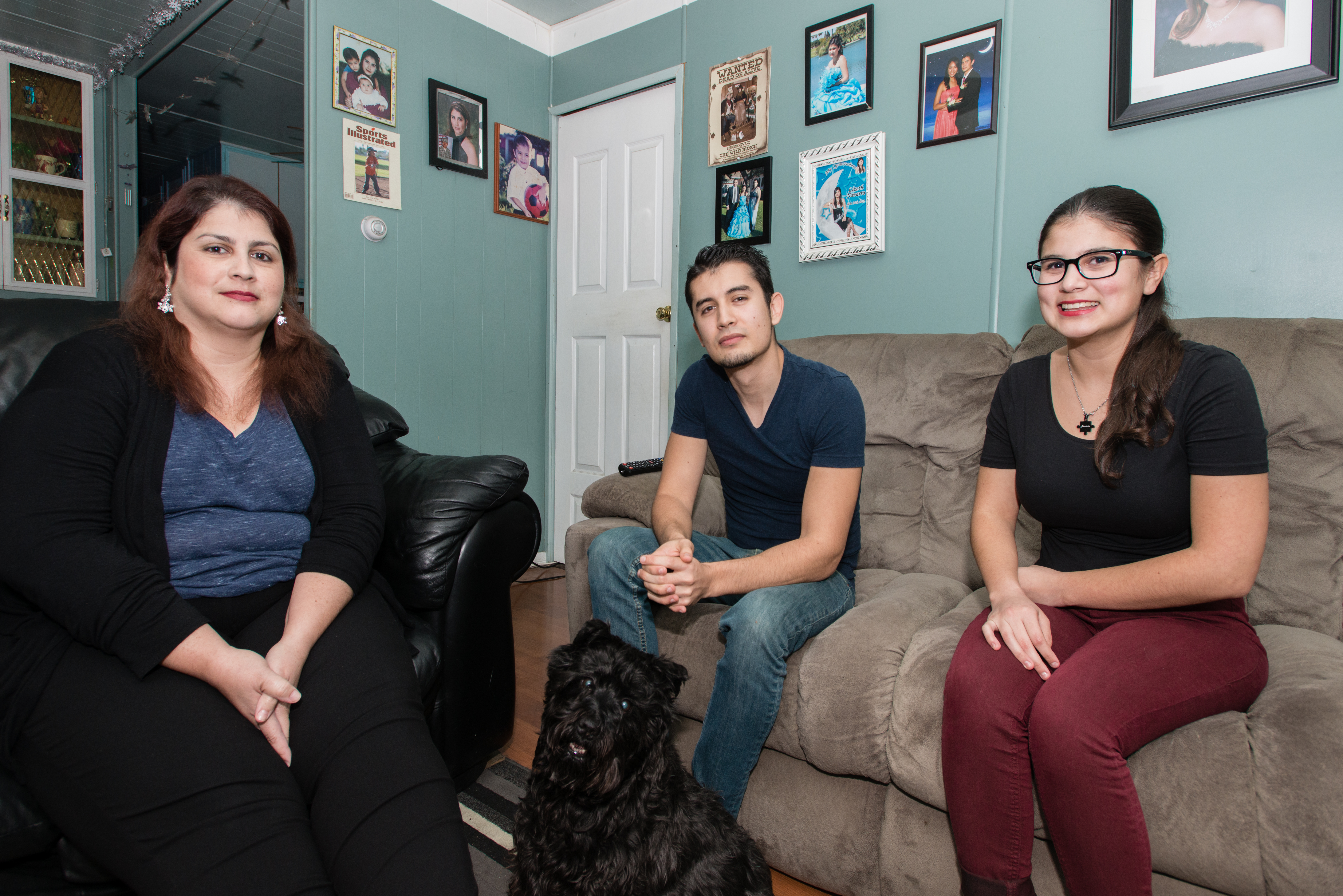 Rosemary Navarro con su hijo Ricardo, de 22 años, y su hija Lizeth, de 19 años, en su hogar en La Habra, California. (Heidi de Marco/KHN)