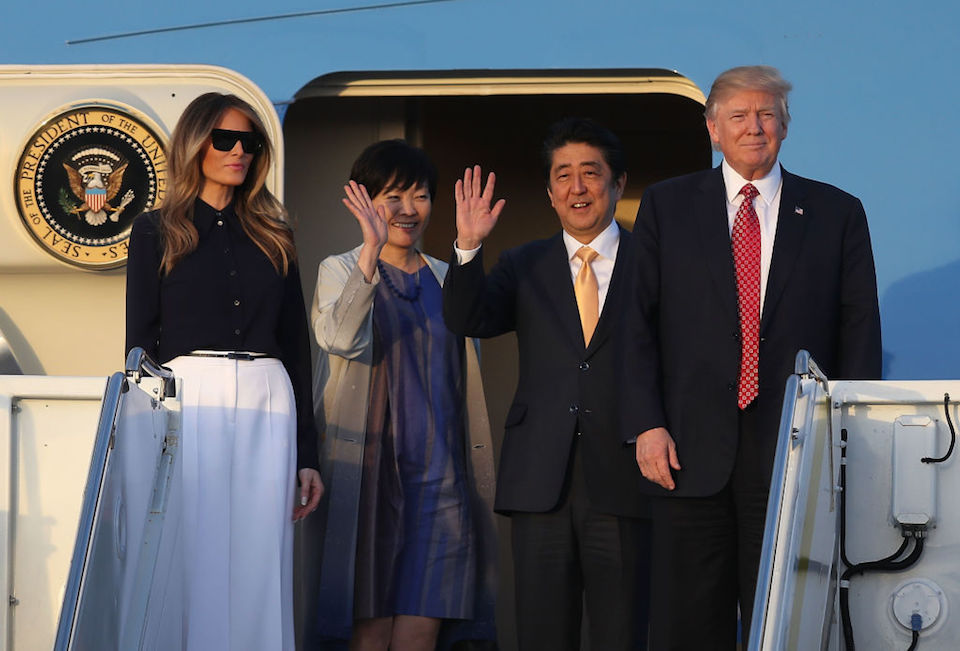 Trump, Abe y sus esposas descienden del Air Force One. (Joe Raedle/Getty Images)