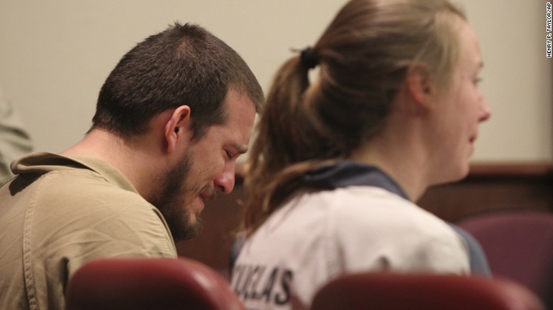 Jose Torres y Kayla Norton esperan su sentencia en el tribunal del condado de Douglas.