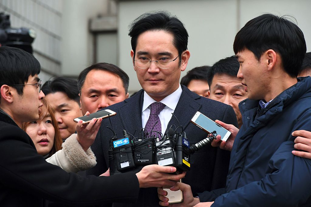 SLee Jae-Yong al salir de una corte en Seúl el 18 de enero de 2017 por el el escándalo de corrupción de Corea del Sur. Lee ha negado las acusaciones en su contra . (Crédito: JUNG YEON-JE/AFP/Getty Images)