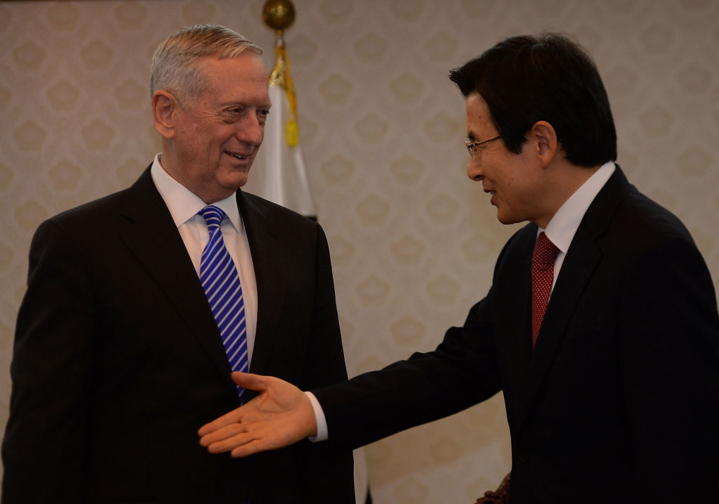 SEl presidente interino de Corea del Sur, Hwang Kyo-ahn, saludó al secretario de Defensa de Estados Unidos, James Mattis, durante su visita a Seúl este 2 de febrero. (Crédito: Song Kyung-Seok-Pool/Getty Images)