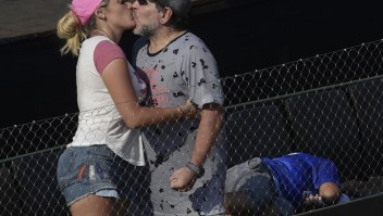 Argentine football legend Diego Maradona (R) and his girlfriend Rocio Oliva kiss during the 2017 Davis Cup World Group first round single tennis match between Italy's tennis player Andreas Seppi and Argentine player Carlos Berlocq at Parque Sarmiento stadium in Buenos Aires on February 3, 2017. Seppi won 6-1, 6-2, 1-6, 7-6 (8-6). / AFP / JUAN MABROMATA (Photo credit should read JUAN MABROMATA/AFP/Getty Images)