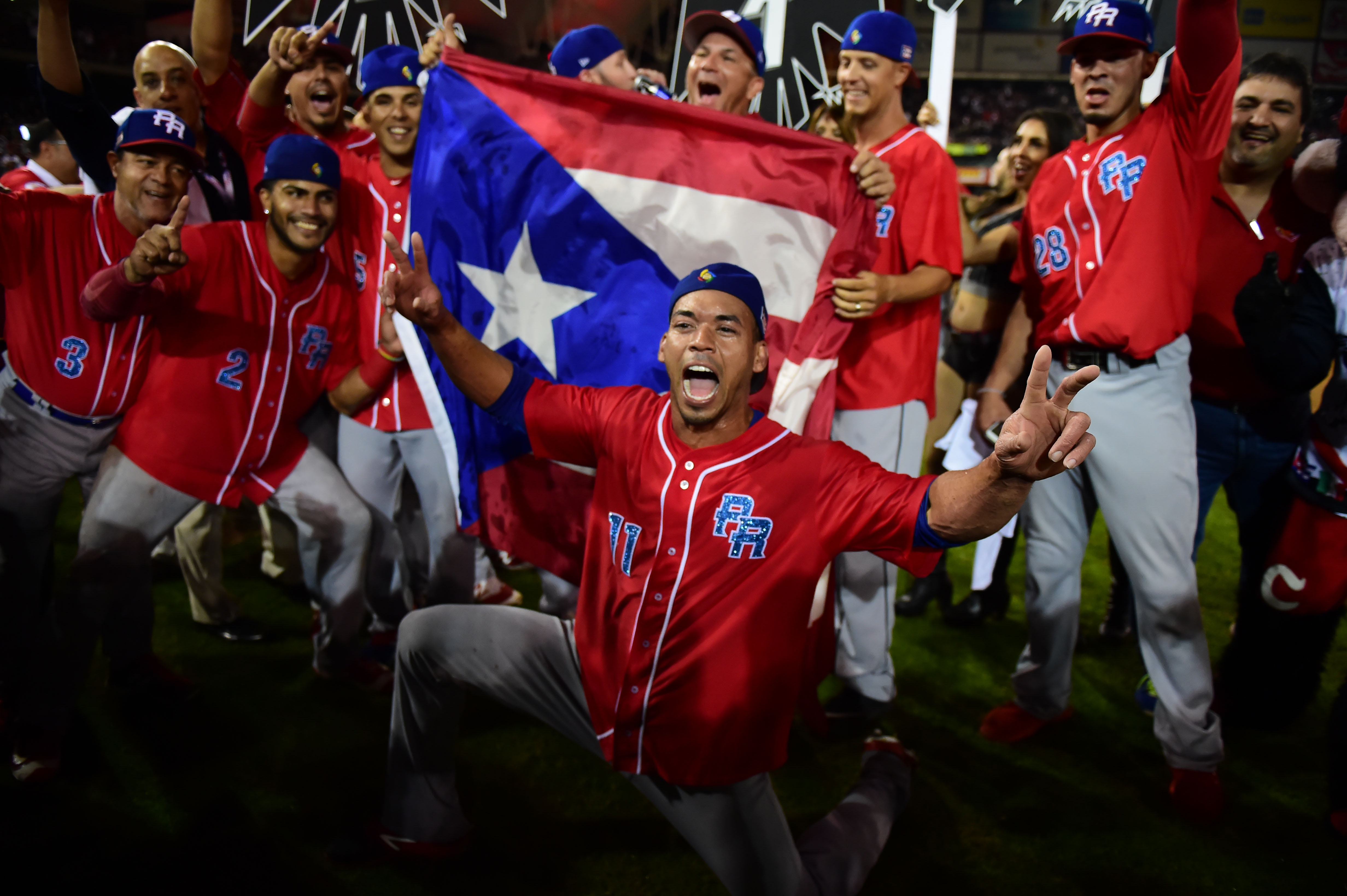 Jugadores de los Criollos de Caguas puertorriqueños celebran tras ganarle 1-0 a las Águilas de Mexicali mexicanas en la final de la Serie del Caribe en Culiacán. (Crédito: RONALDO SCHEMIDT/AFP/Getty Images)