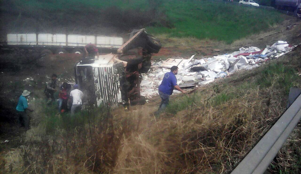 he truck transporting a hoard of 50 and 100 Venezuelan Bolivar bills weighing about 30 tons that was seized by the police in Salto del Guaira on the eve, is pictured after it overturned in San Estanislao, also known as Santani, on its way to Asuncion, on February 15, 2017. In January Venezuela released new bigger denomination banknotes as President Nicolas Maduro wanted to scrap the 100-bolivar note, claiming they are being hoarded by "mafias." / AFP / STR        (Photo credit should read STR/AFP/Getty Images)