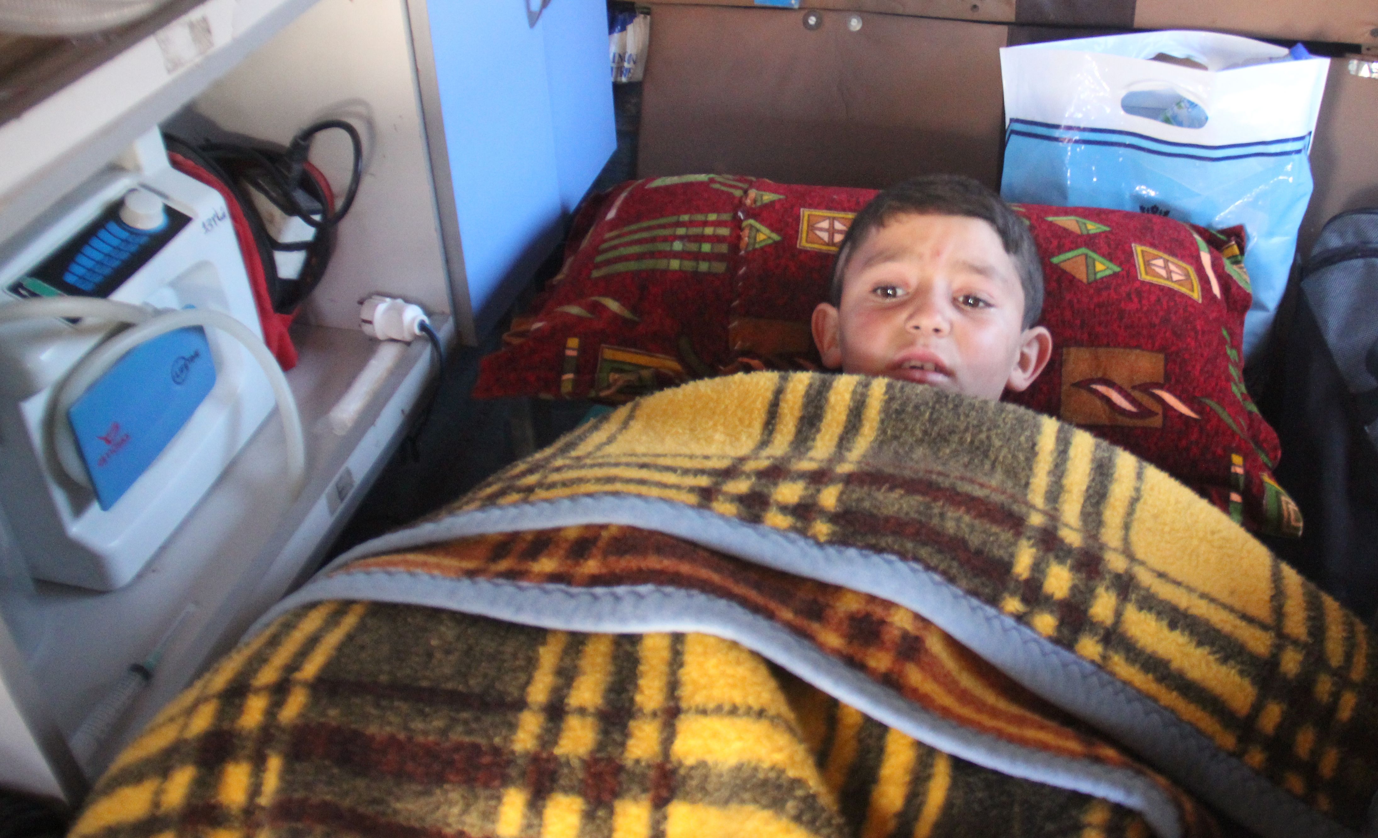 El niño de 9 años Abdul Bassit Al Satouf es visto dentro de una ambulancia en la ciudad de Al Habit, en el noroccidente de Siria. (Crédito:_ OMAR HAJ KADOUR/AFP/Getty Images)