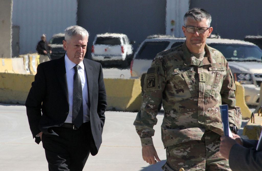 El secretario de Defensa de Estados Unidos, James Mattis, junto al General Stephen Townsend a su llegada a la capital iraquí de Baghdad el 20 de febrero de 2017. (Crédito: THOMAS WATKINS/AFP/Getty Images)