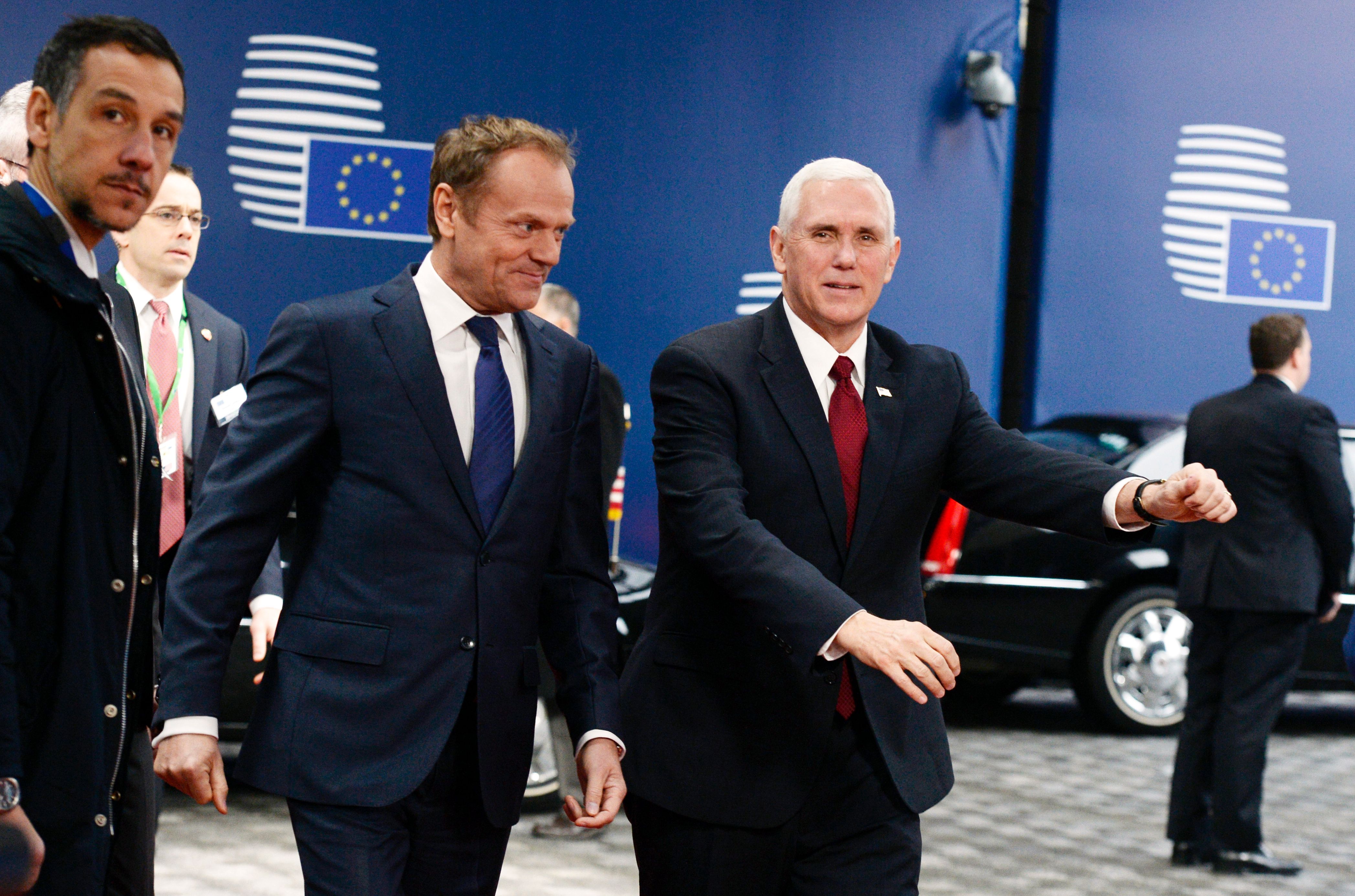 El vicepresidente estadounidense, Mike Pence (d), camina junto al presidente del Consejo Europeo, Donald Tusk antes de su reunión en Bruselas. (Crédito: THIERRY CHARLIER/AFP/Getty Images)