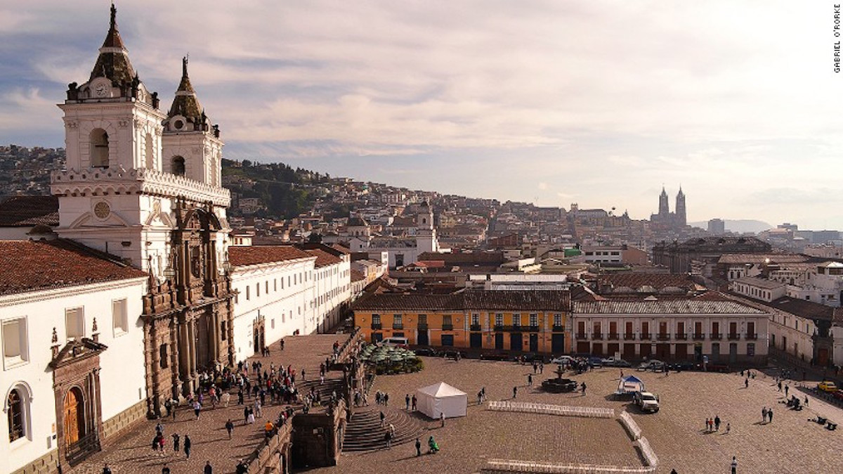 Quito, la capital de Ecuador, es la ciudad más antigua de América del Sur. Su arquitectura colonial, sus iglesias y sus museos la hacen muy atractiva para los turistas. Además, está a solo 34 kilómetros de Ciudad Mitad del Mundo, donde la gente puede poner un pie en la línea del Ecuador.