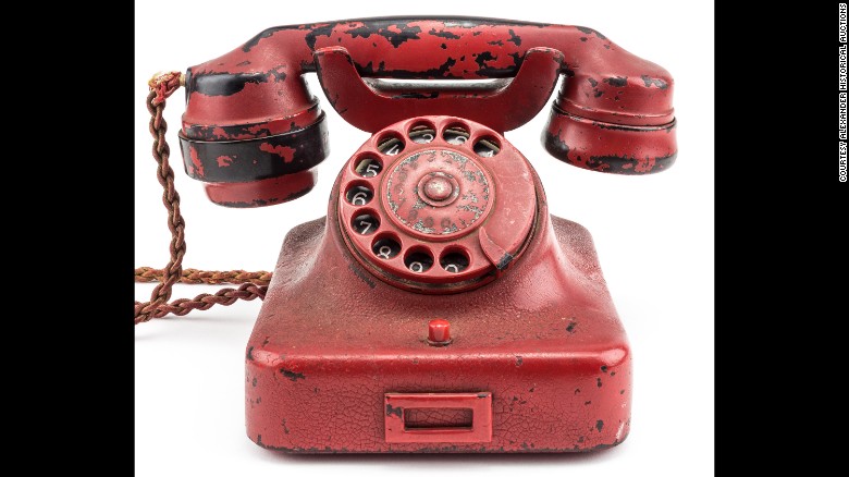 El teléfono de Hitler, que originalmente era negro, fue pintado de rojo y su nombre fue grabado junto con una esvástica.