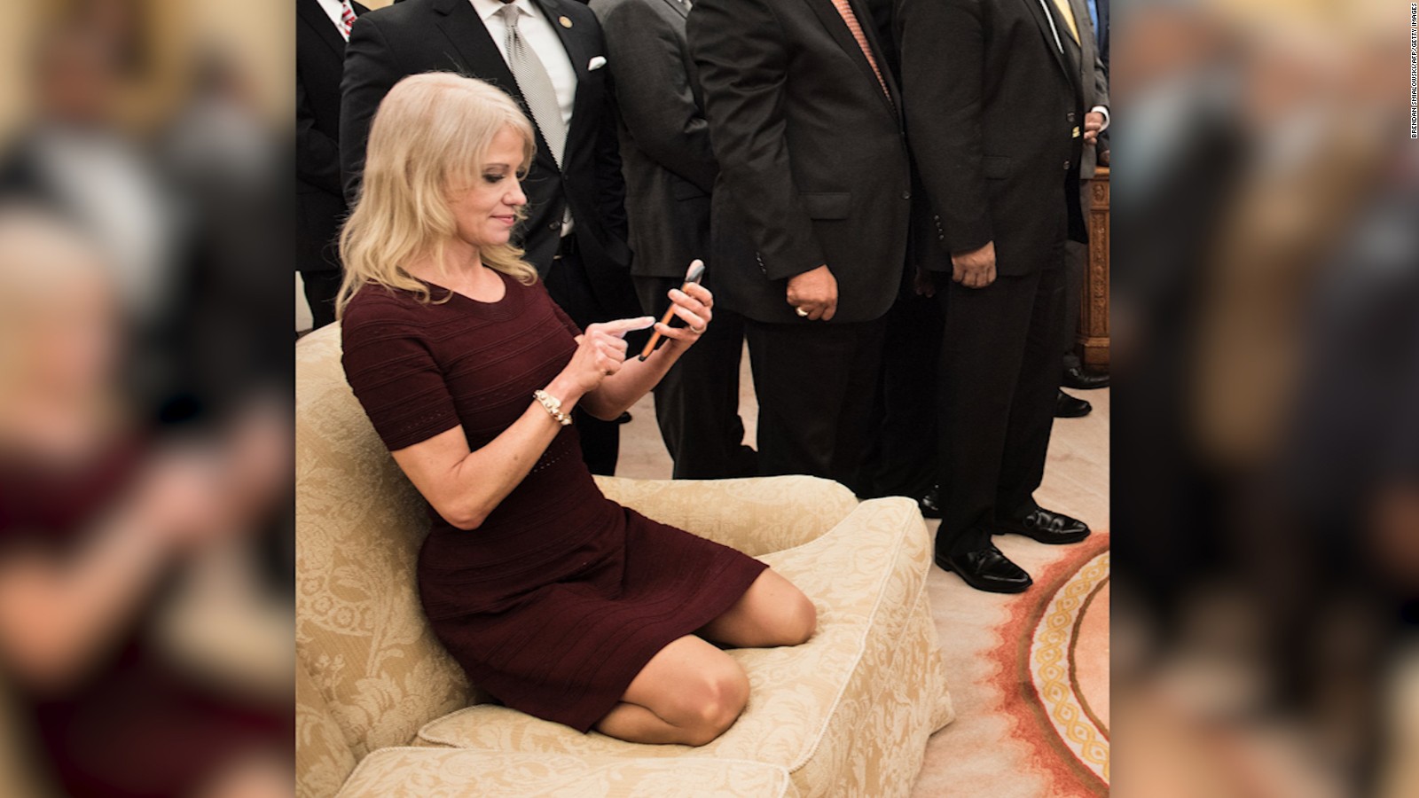 Kellyanne Conway Y Su Controversial Foto Sobre El Sofá De La Oficina Oval Video Cnn