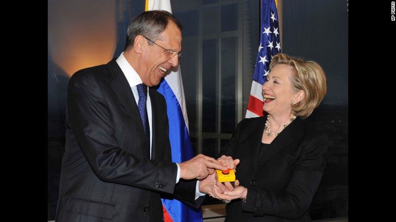 Kislyak fue embajador cuando la entones secretaria de Estado, Hillary Clinton, le regaló al ministro ruso de Relaciones Exteriores, Sergey Lavrov, un botón de "reset". 