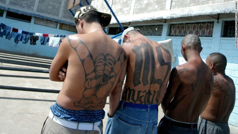 Los integrantes de la Mara Salvatrucha suelen vestir prendas o tener tatuajes que incorporan el MS-13 o el número 13, según las autoridades. 