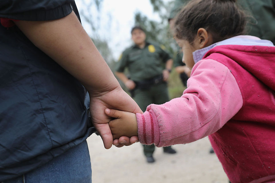 Familias de inmigrantes indocumentados centroamericanos detenidas en Texas. (Photo by John Moore/Getty Images)