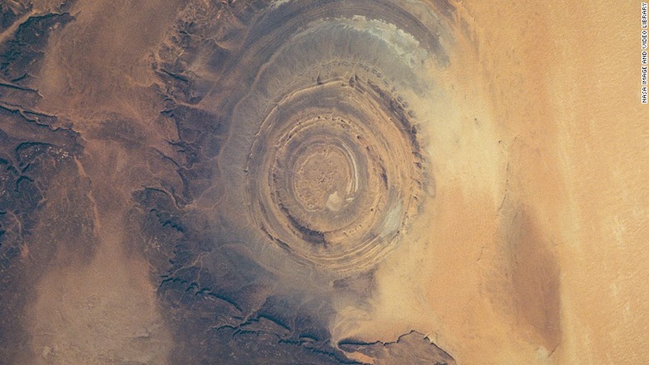 Gres de Chinguetti Plateau, Mauritania — La Estructura de Richat, una estructura geográfica en el desierto del Sahara, aparece en esta foto de 1993 en el Gres de Chinguetti Plateau en el centro de Mauritania, al noroccidente de África.