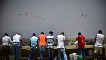 TOPSHOT - Inmates wash clothes and dishes at the mixed-sex prison of Tulancingo, Hidalgo State, Mexico, on June 29, 2016. Men and women, 549 in total, live together in common spaces at the prison of Tulancingo. / AFP / RONALDO SCHEMIDT (Photo credit should read RONALDO SCHEMIDT/AFP/Getty Images)