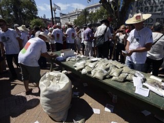 Insólito: en Argentina regalan yerba mate a modo de protesta