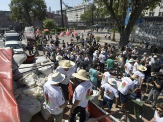Insólito: en Argentina regalan yerba mate a modo de protesta